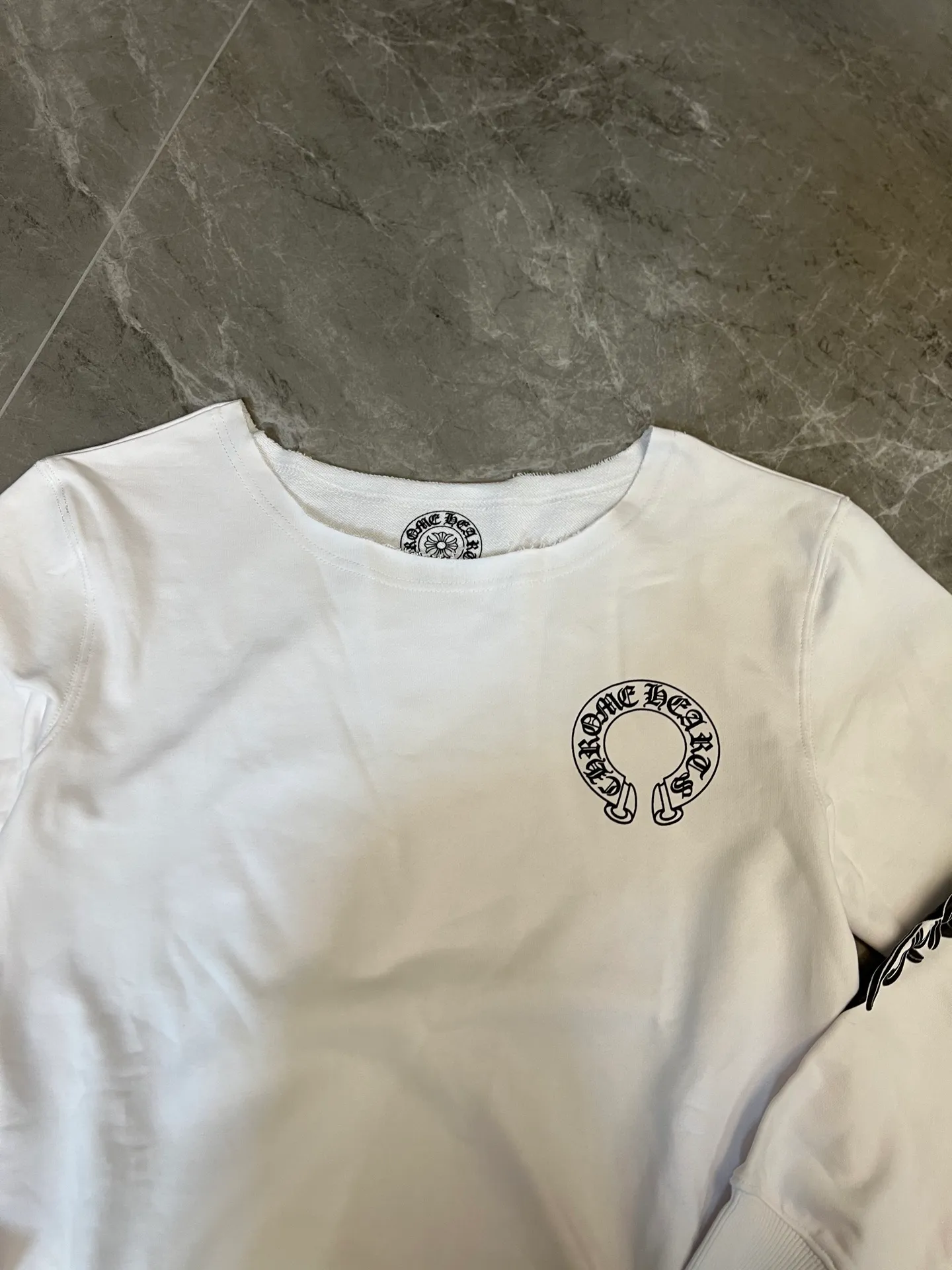P186 [Next day] Chrome Hearts/Chrome Hearts 25ss CH Arm Cross Horseshoe Sanskrit Sloping Shoulder Sweatshirt (White - Women's Loose) Custom-woven fabric with a delicate and soft texture, gentle and non-prickly. The brand's Sanskrit inscriptions highlight the brand's unique American dark heavy industry trend style from all angles. It is fashionable and avant-garde. The unique OVEISIZE cut is more in line with the aesthetic style of the Z generation young people. It is an indispensable goddess wardrobe item!  Size: s m l. Available in seconds. Detailed sizes can be found in Figure 9.